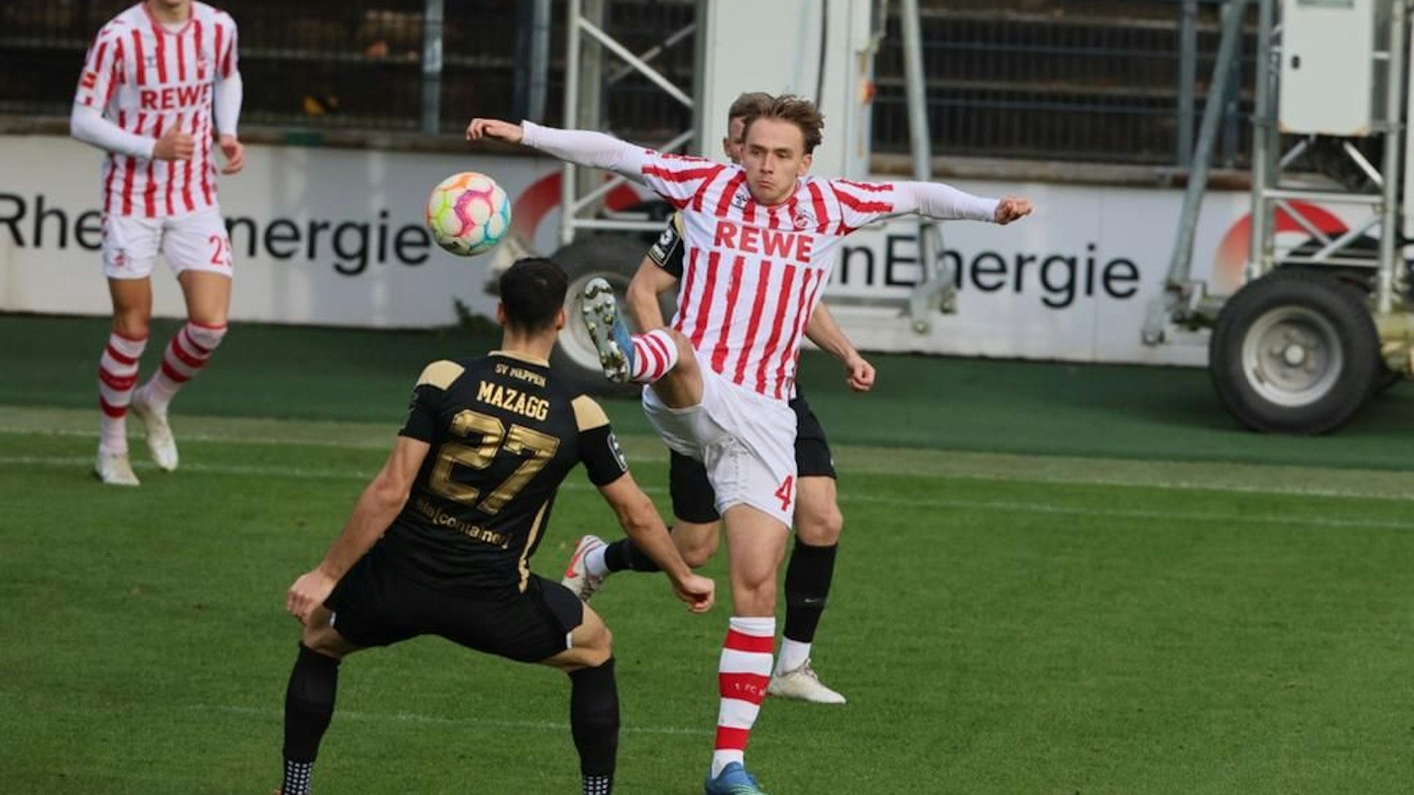 Olesen vom 1. FC Köln spielt den Ball vor seinem Gegenspieler.