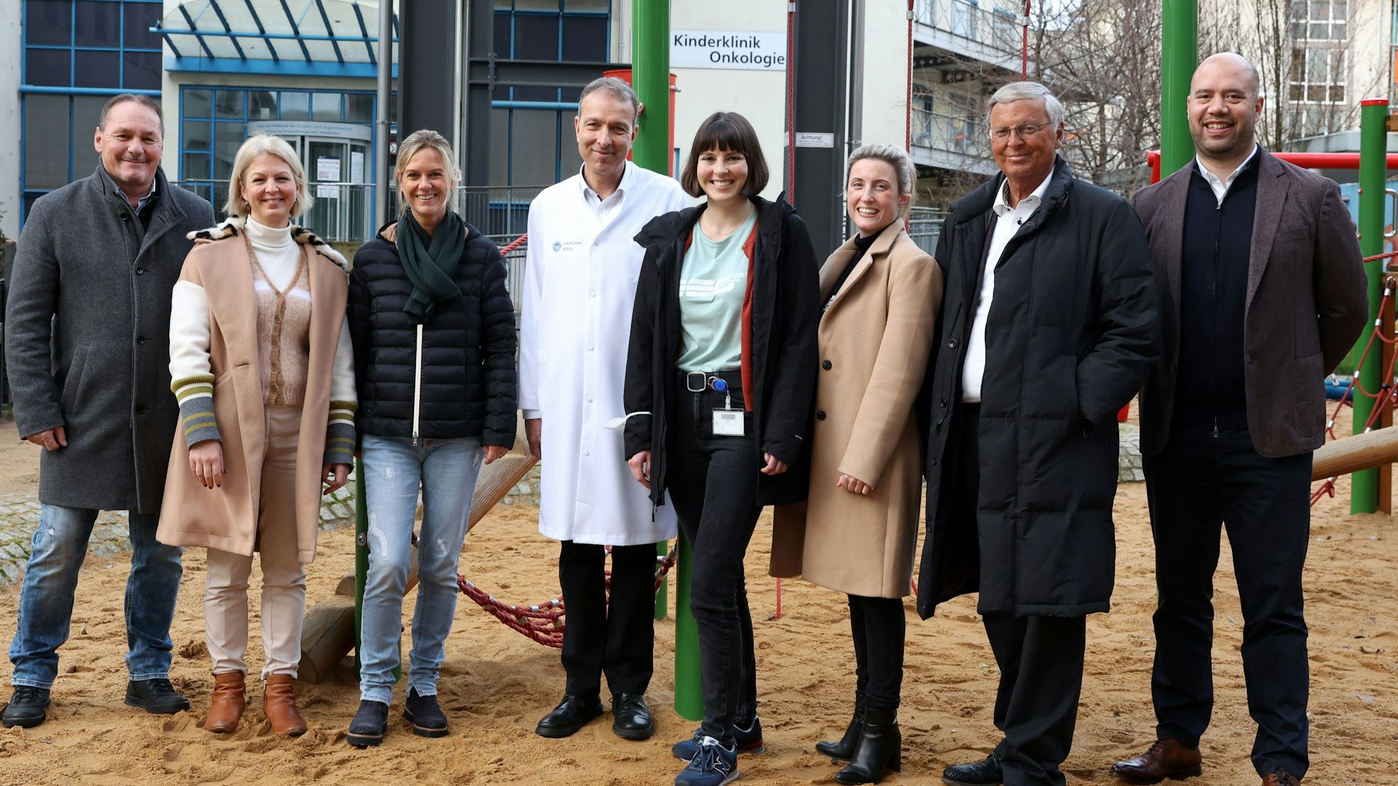 Klinikpersonal und Mitarbeiter der Sports-360-Stiftung.