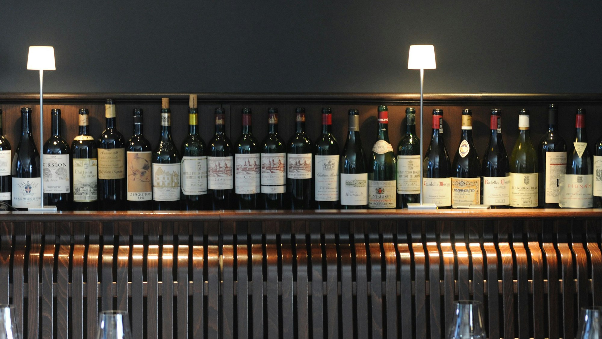 Weinflaschen in der Henne Weinbar
