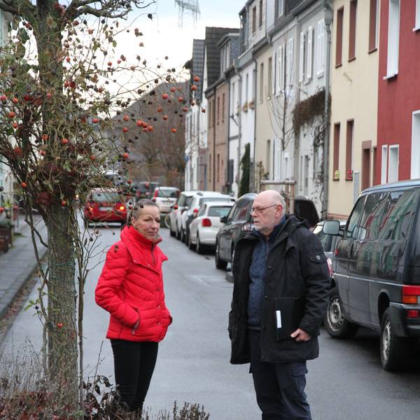 Anwohner, hier im Dezember 2022 in Siegburg, fordern eine Ausweisung der Michaelstraße auf der Siegburger Zange als verkehrsberuhigte Zone.