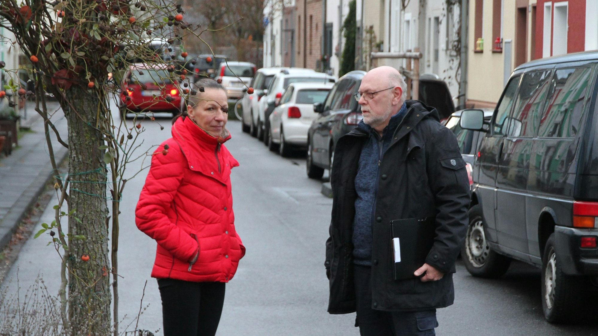 Anwohner, hier im Dezember 2022 in Siegburg, fordern eine Ausweisung der Michaelstraße auf der Siegburger Zange als verkehrsberuhigte Zone.