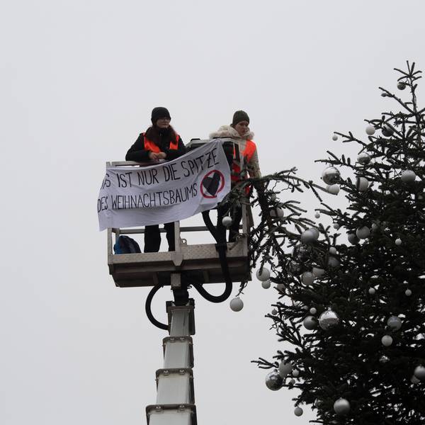 Ohne Spitze steht der Weihnachtsbaum vor dem Brandenburger Tor. Zwei Aktivisten der Umweltschutzgruppe Letzte Generation fuhren mit einem Hubwagen vor dem Tannenbaum auf dem Pariser Platz am Brandenburger Tor.
