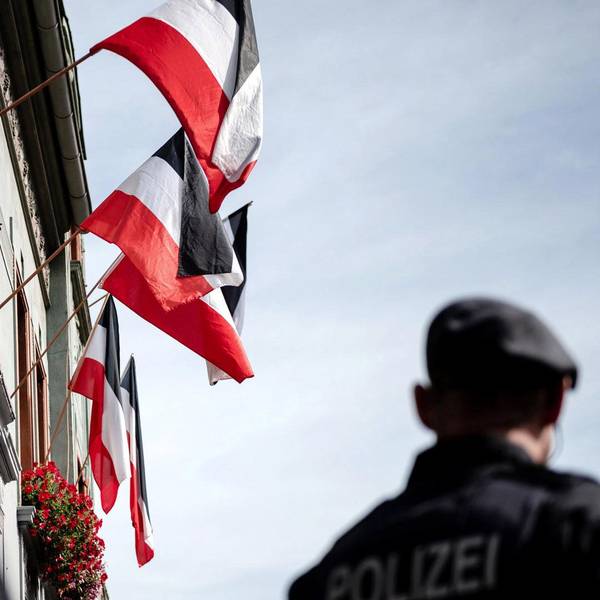 Reichsfahnen hängen an den Fenstern der Häuser an der Emscherstraße in Dortmund-Dorstfeld.