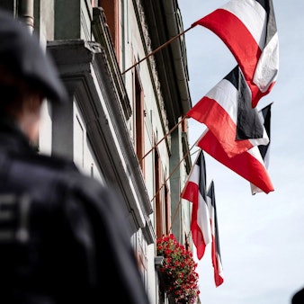 Reichsfahnen hängen an den Fenstern der Häuser an der Emscherstraße in Dortmund-Dorstfeld.