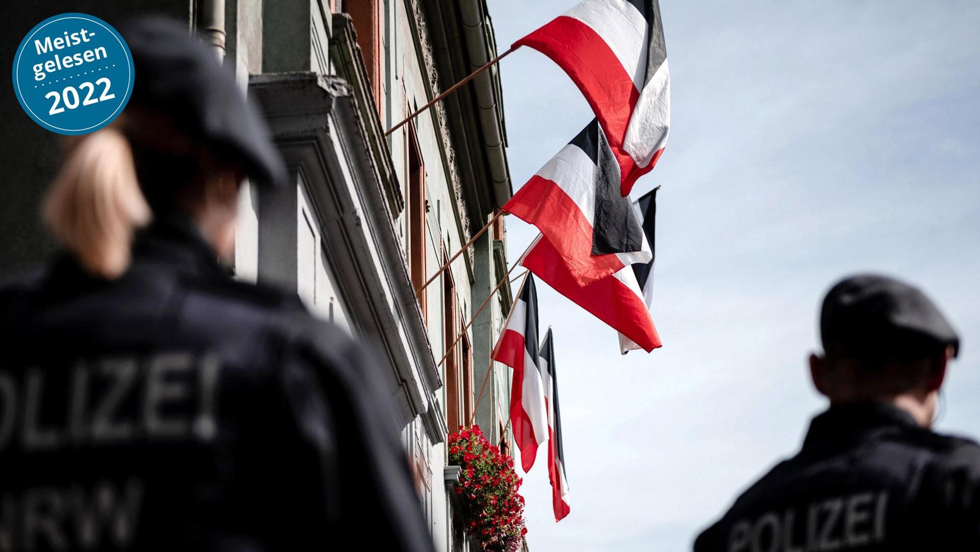Reichsfahnen hängen an den Fenstern der Häuser an der Emscherstraße in Dortmund-Dorstfeld.