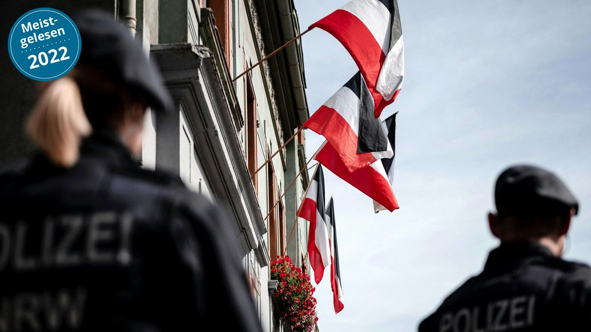 Reichsfahnen hängen an den Fenstern der Häuser an der Emscherstraße in Dortmund-Dorstfeld.