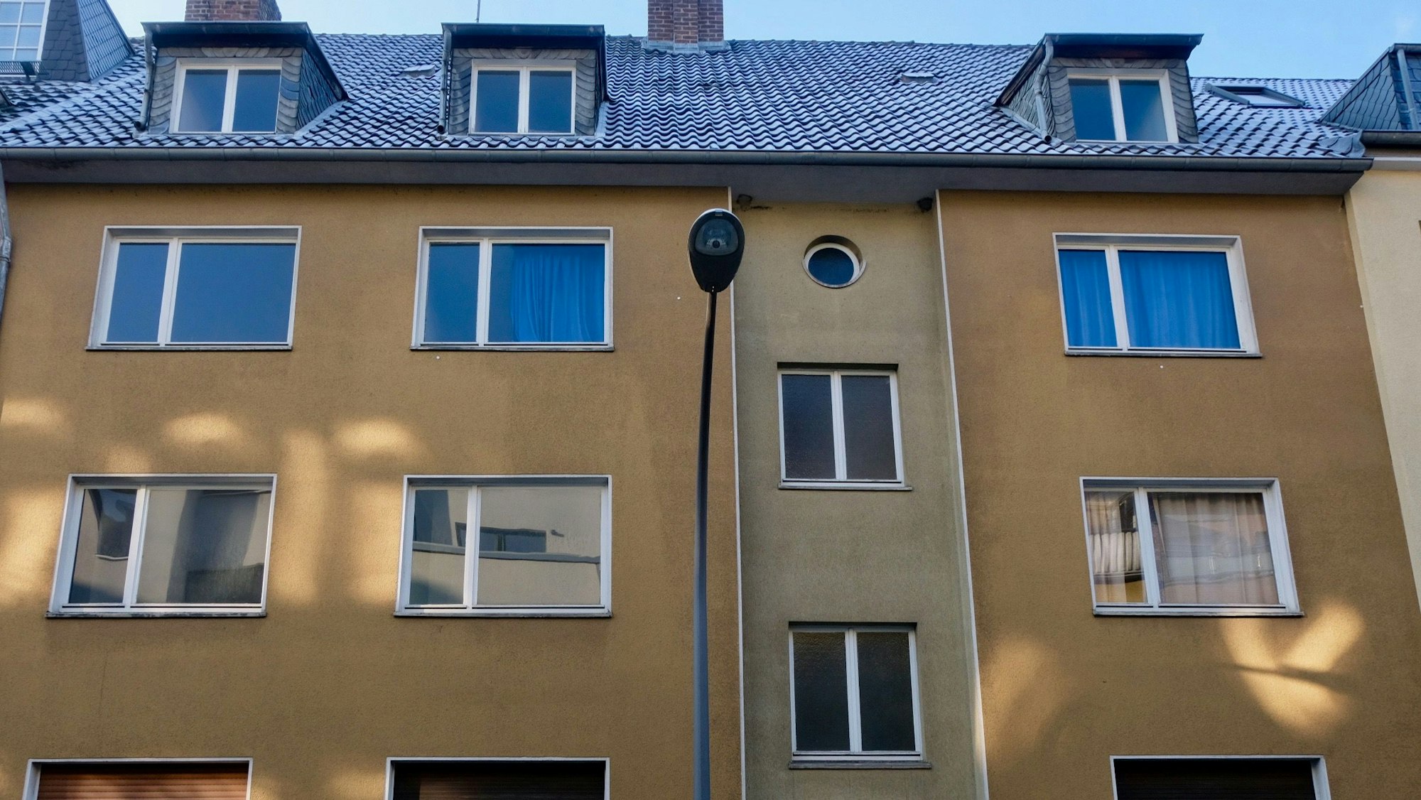 Das Bild zeigt das okkafarbenes Wohnhaus an der Classen-Kappelmannstraße 47.