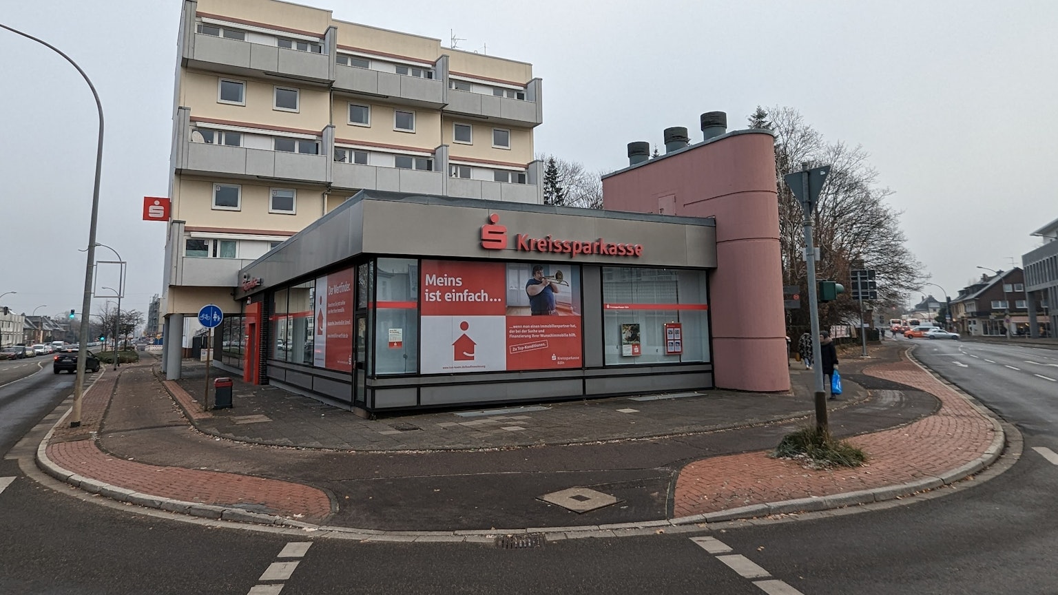 Die Kreissparkasse Köln, hier in Hürth im Dezember 2022, will das Hochhaus an der Ecke Luxemburger Straße/Hans-Böckler-Straße abreißen und dort neu bauen.