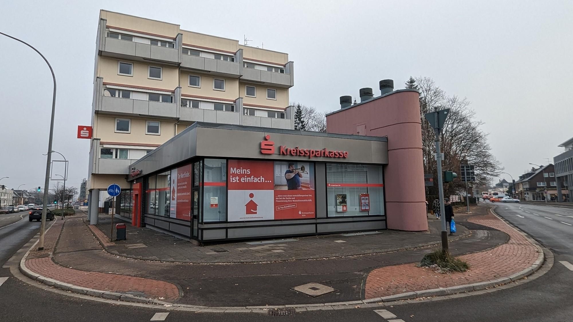 Die Kreissparkasse Köln, hier in Hürth im Dezember 2022, will das Hochhaus an der Ecke Luxemburger Straße/Hans-Böckler-Straße abreißen und dort neu bauen.