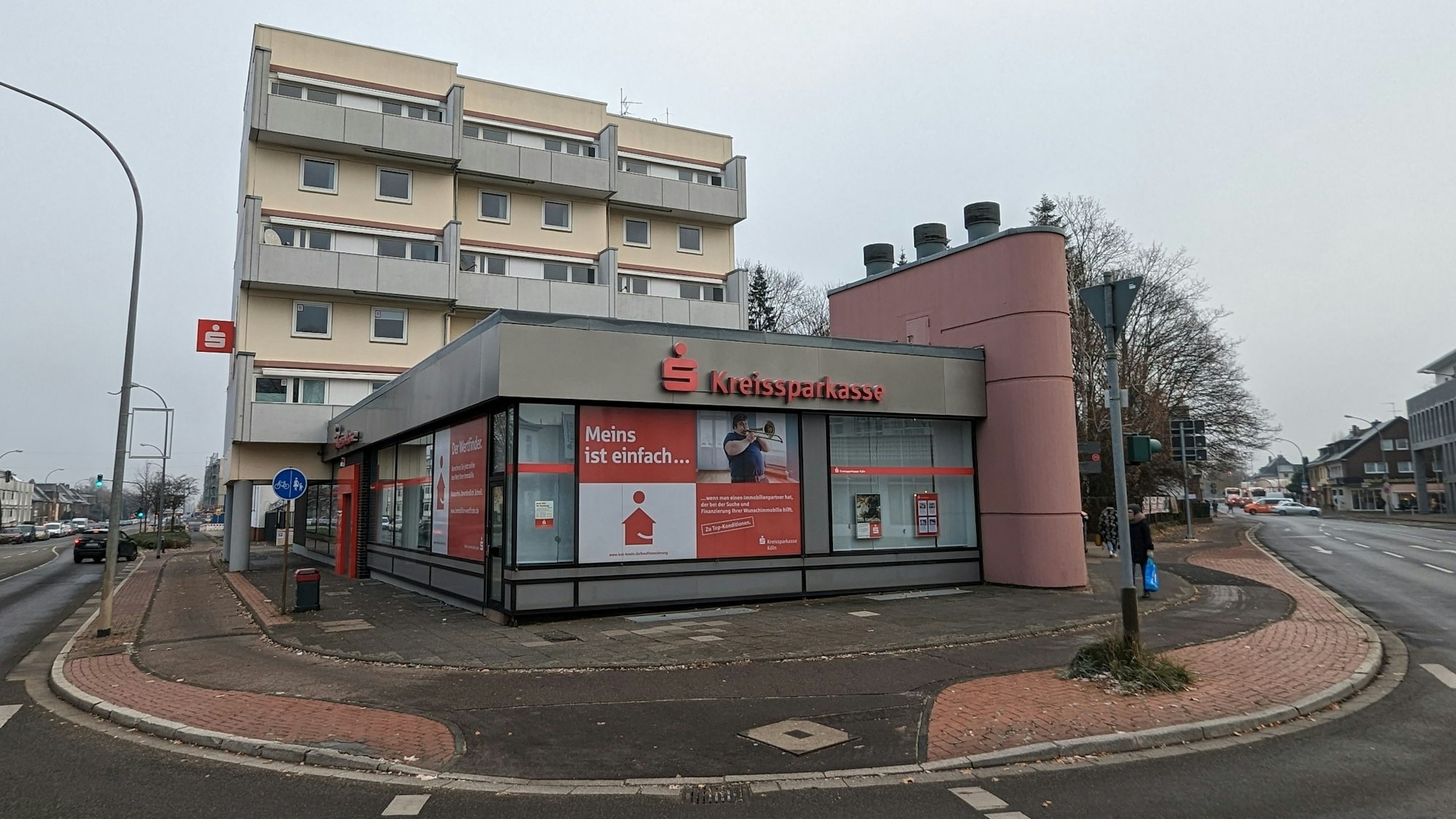 Die Kreissparkasse Köln, hier in Hürth im Dezember 2022, will das Hochhaus an der Ecke Luxemburger Straße/Hans-Böckler-Straße abreißen und dort neu bauen.