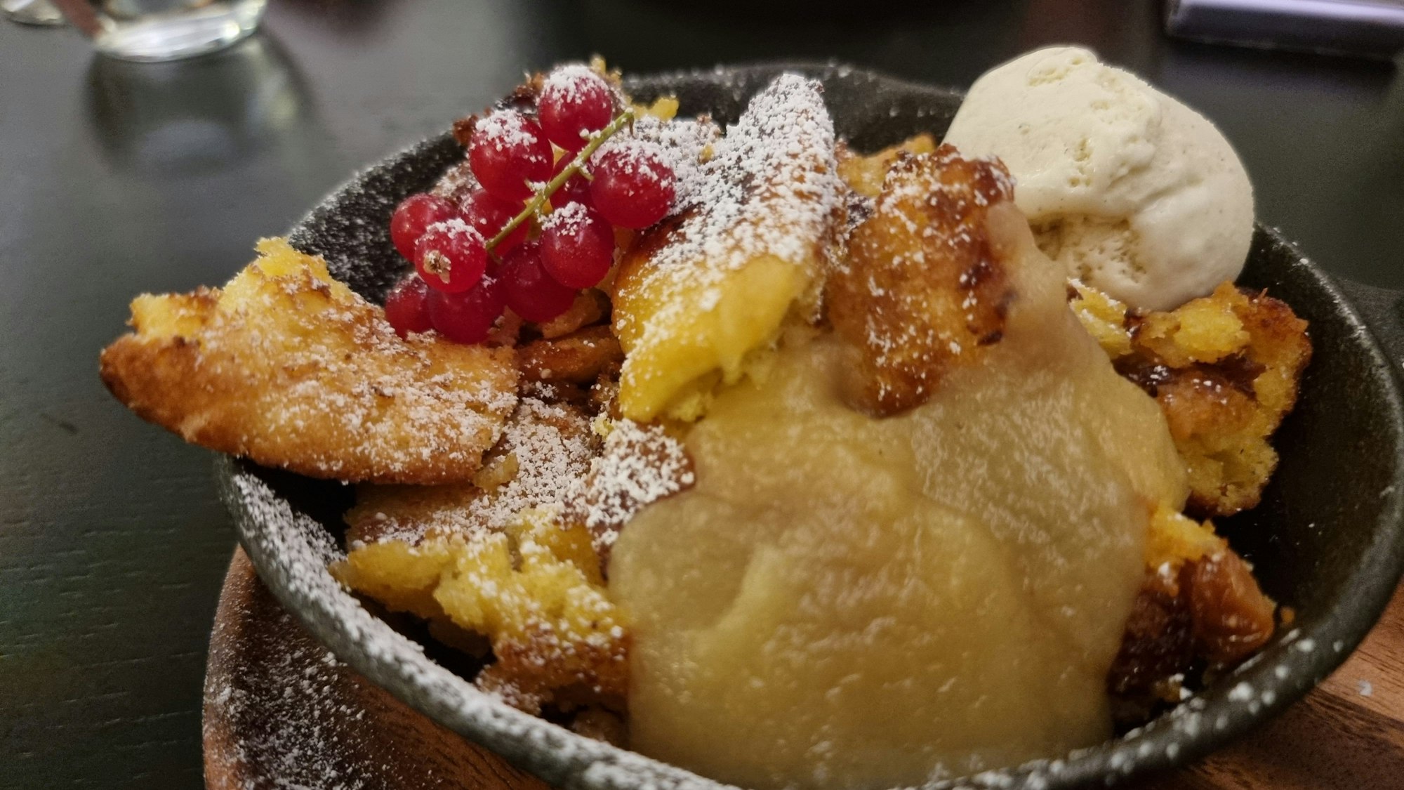 Ein Pfännchen mit Kaiserschmarrn.