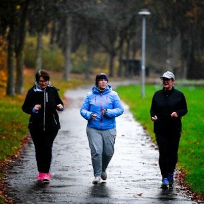 Drei warm eingepackte Frauen, darunter auch Redakteurin Julia Reuß, slowjoggen im Mühlenpark in Kommern.
