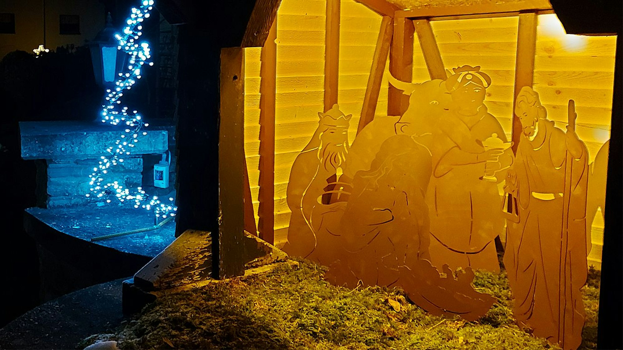 Eine Krippe mit Figuren aus Stahlblechen.