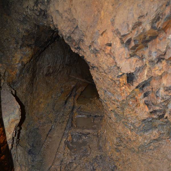 Blick in einen freigelegten Stollen der Grube Silberhardt in Windeck.