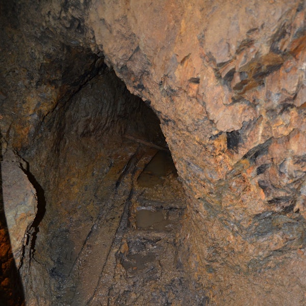 Blick in einen freigelegten Stollen der Grube Silberhardt in Windeck.