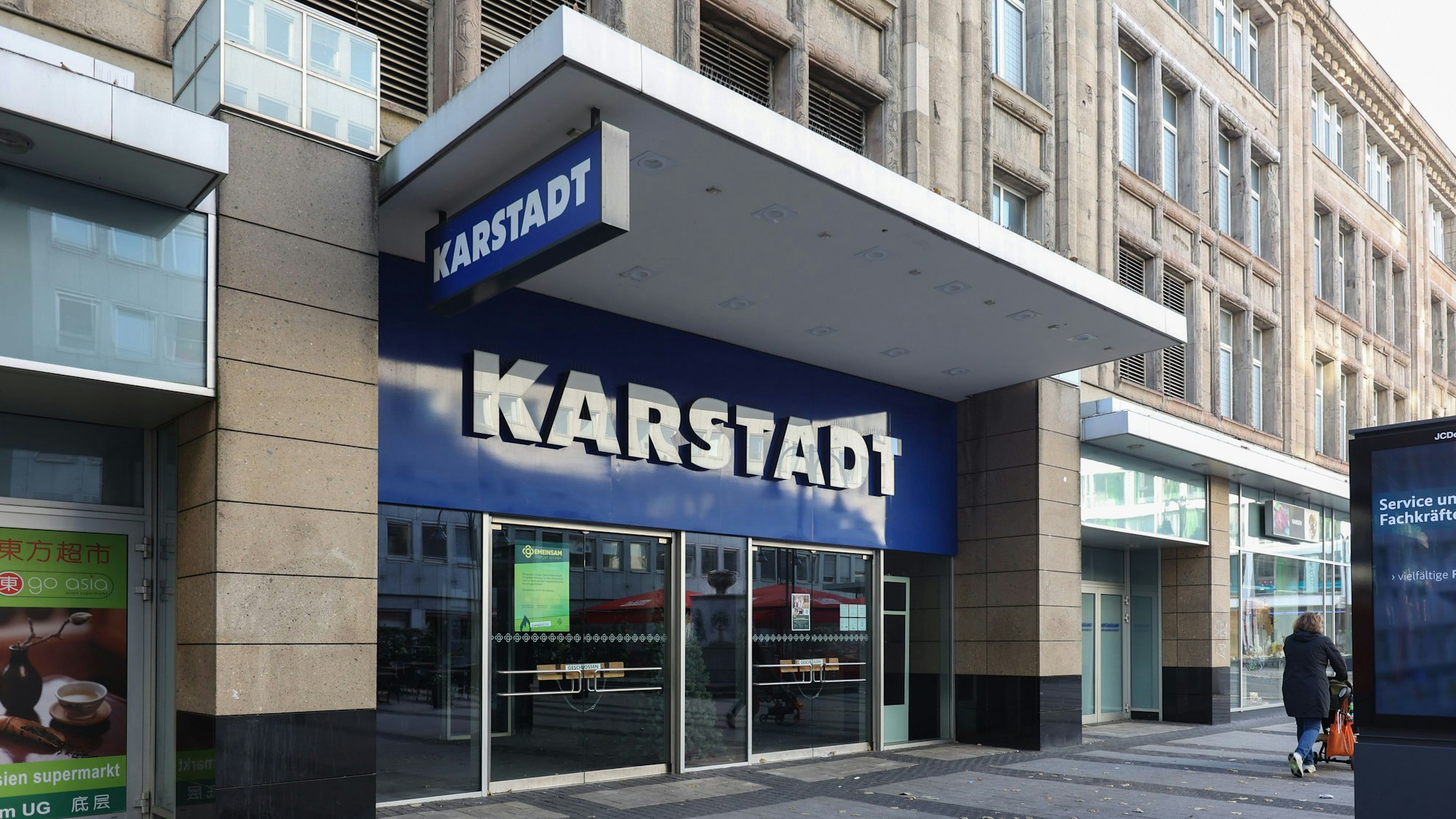 Der Eingang der Karstadt-Filiale in der Kölner Innenstadt.