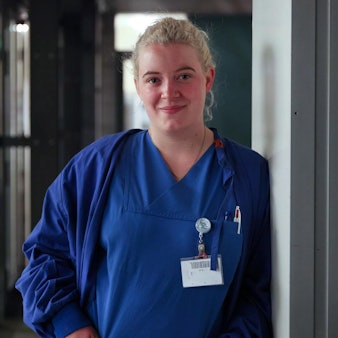 Kira Hülsmann bei einer kurzen Pause vor dem Herzzentrum