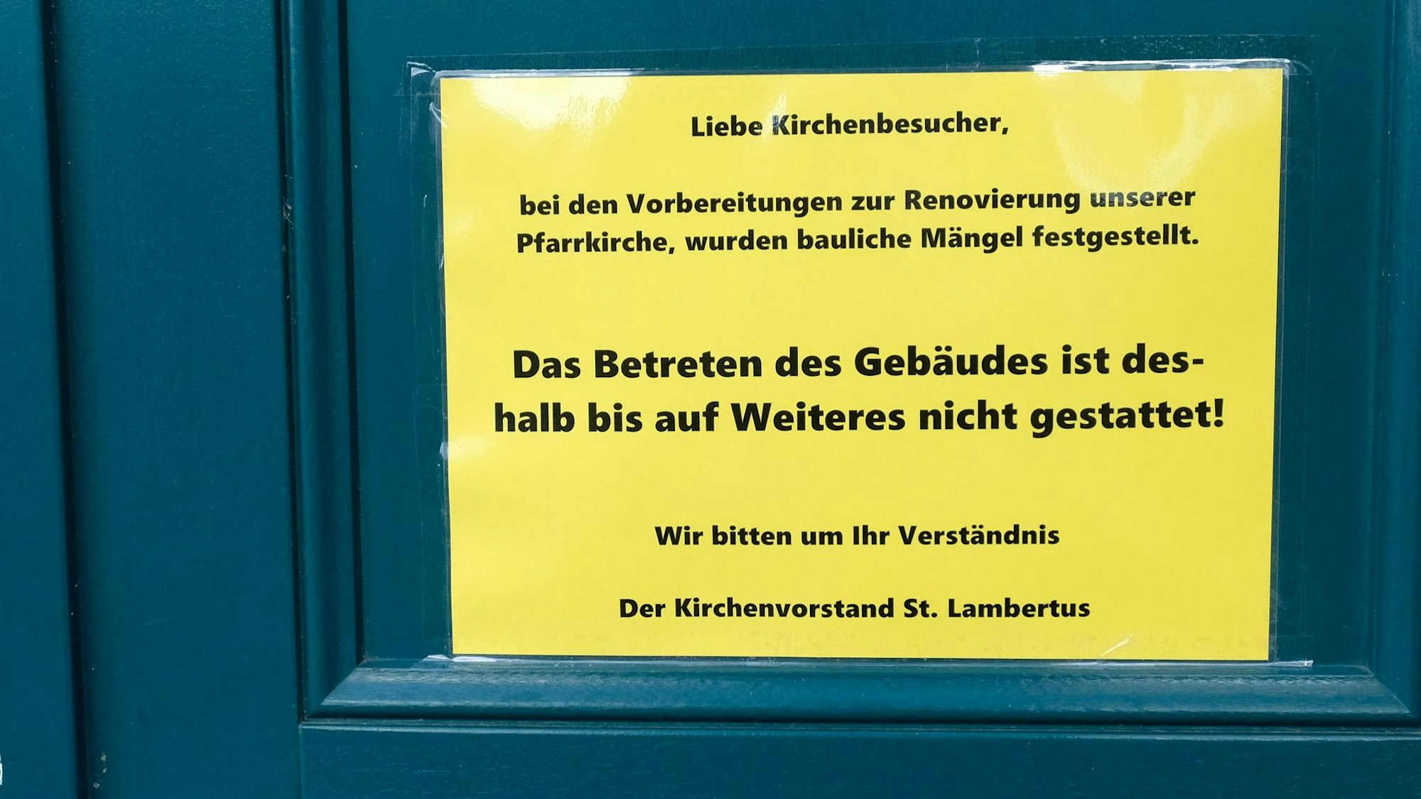Aushang an der Tür der Pfarrkirche St. Lambertus in Mechernich-Holzheim.