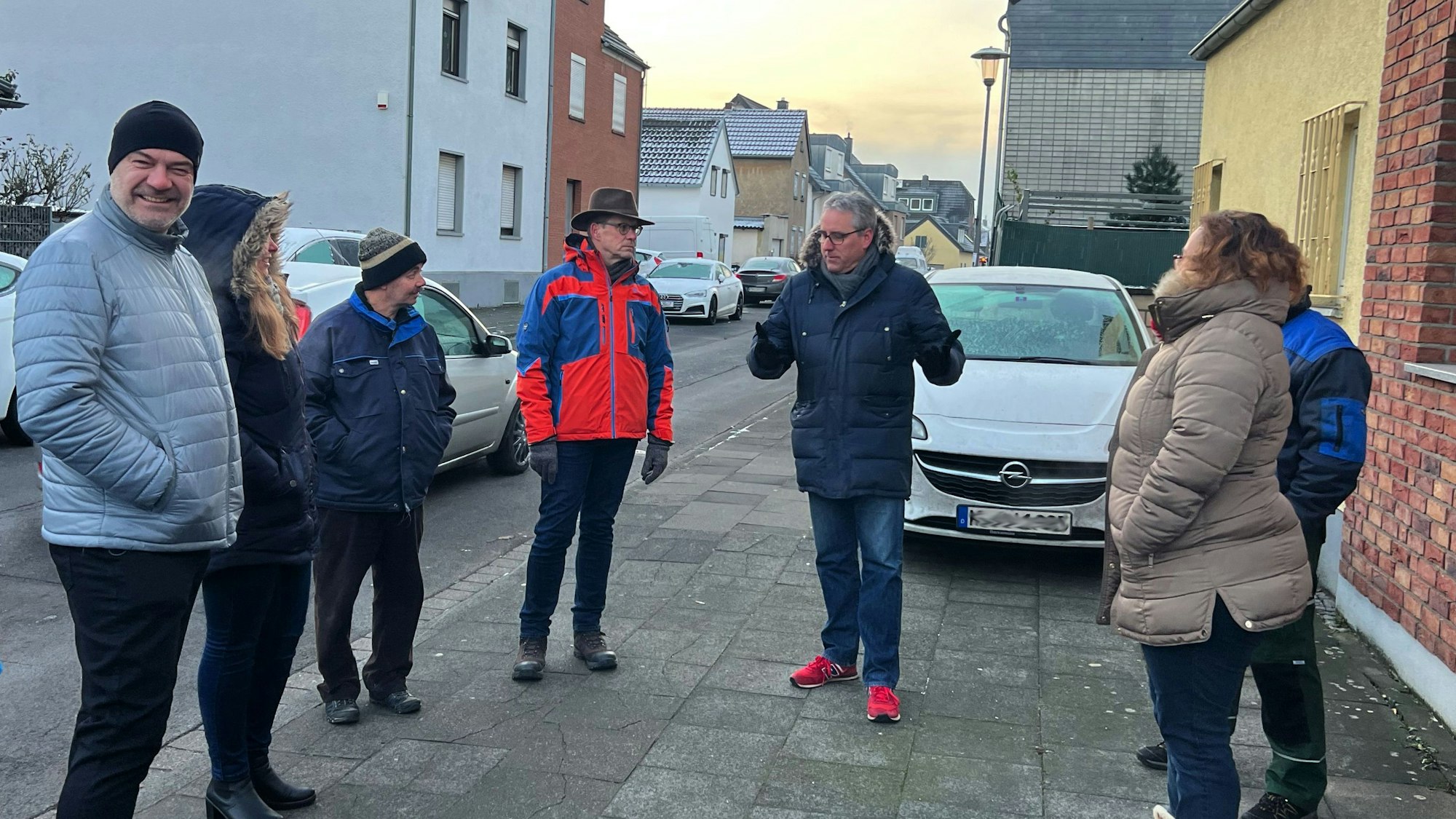 Christian Joisten mit Anwohnerinnen und Anwohnern.