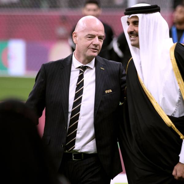 Fifa-Präsident Gianni Infantino spricht mit dem Emir von Katar.