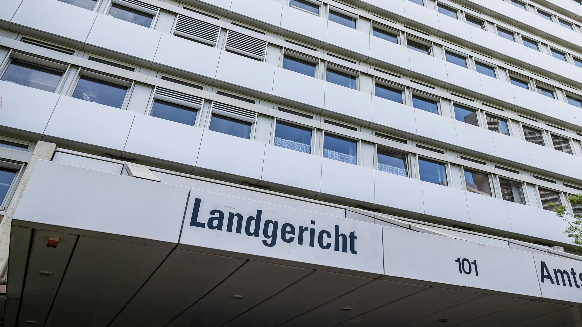 Außenansicht des Landgericht und Amtsgericht Köln auf der Luxemburger Straße in Köln Sülz.
