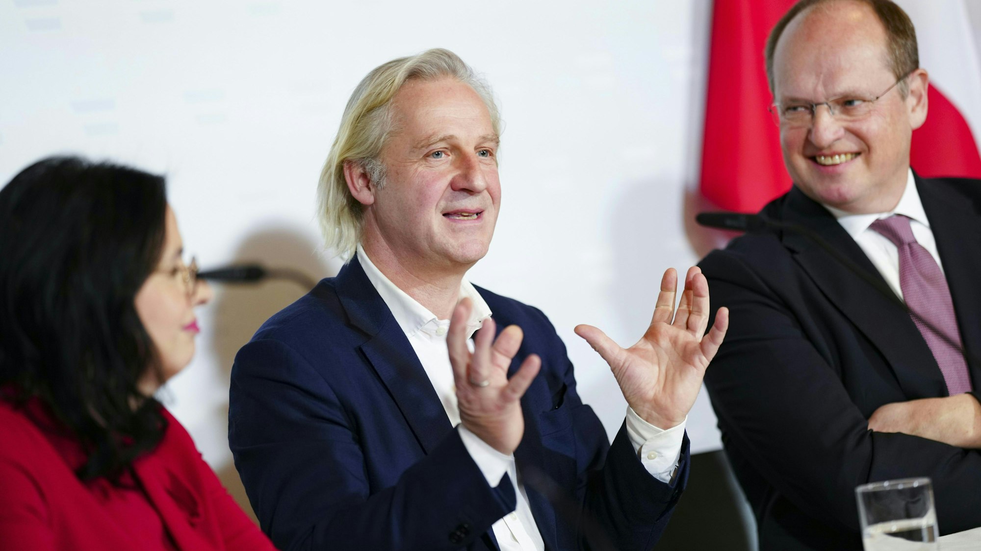 21.12.2022, Österreich, Wien: Andrea Mayer (l), Kunst-und Kulturstaatssekretärin in Österreich, Stefan Bachmann (M), designierter Burgtheater-Direktor, und Christian Kircher, Geschäftsführer Bundestheater-Holding, sprechen während einer Pressekonferenz zur Bekanntgabe der neuen Burgtheater-Direktion ab Saison 2024/25. Der Intendant des Schauspiels Köln, Stefan Bachmann, wechselt 2024 an die Spitze des Wiener Burgtheaters. Foto: Eva Manhart/APA/dpa +++ dpa-Bildfunk +++