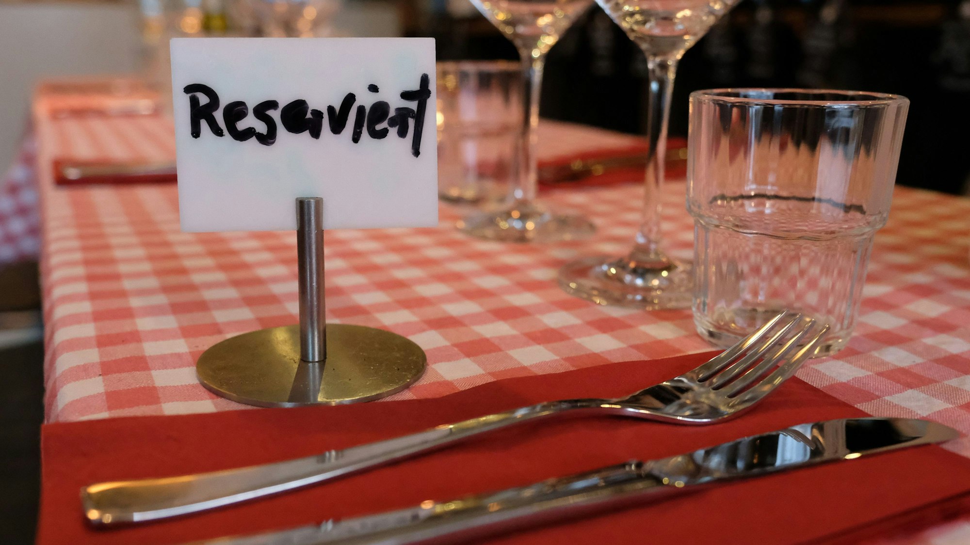 Ein „Reserviert“-Schild steht auf einem Tisch in einem Restaurant.