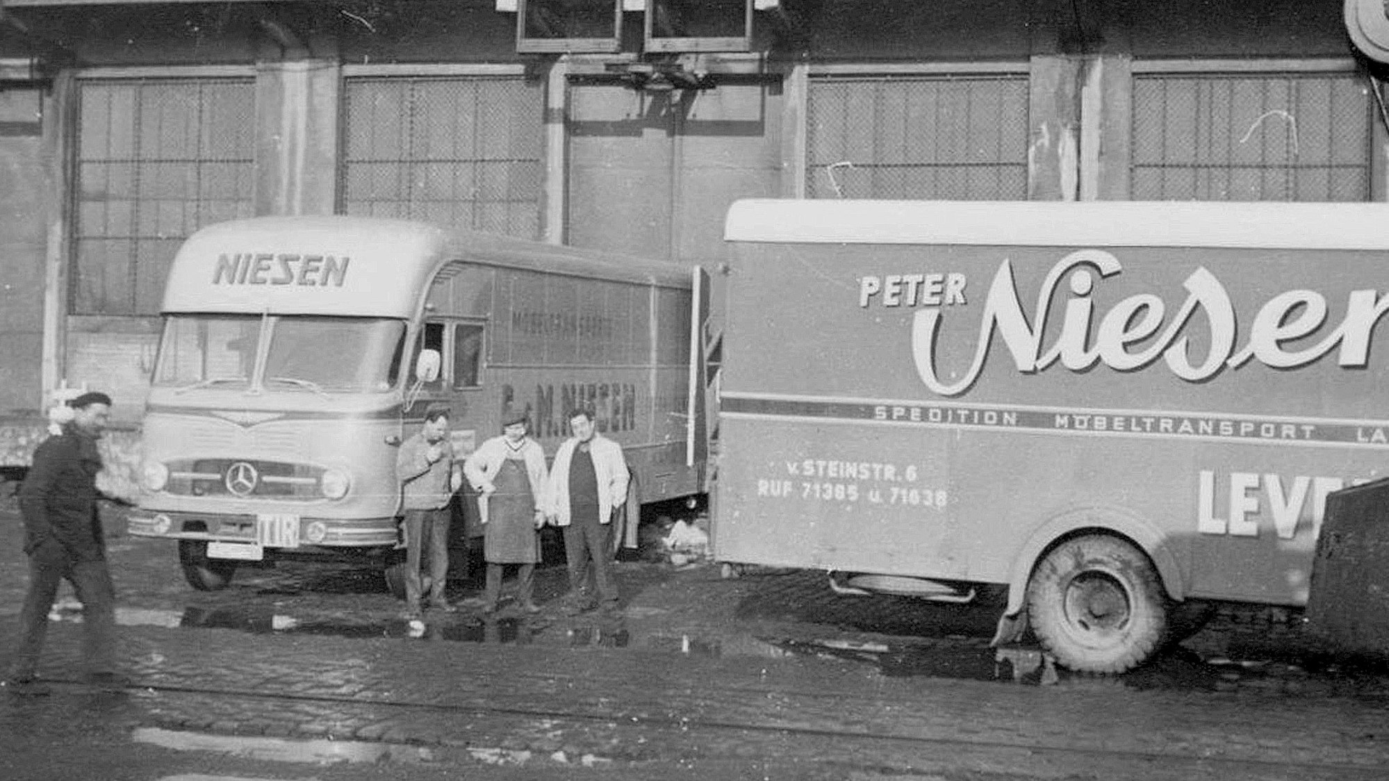 Lkws und Mitarbeiter der Spedition Niesen stehen auf dem Bayer-Gelände.