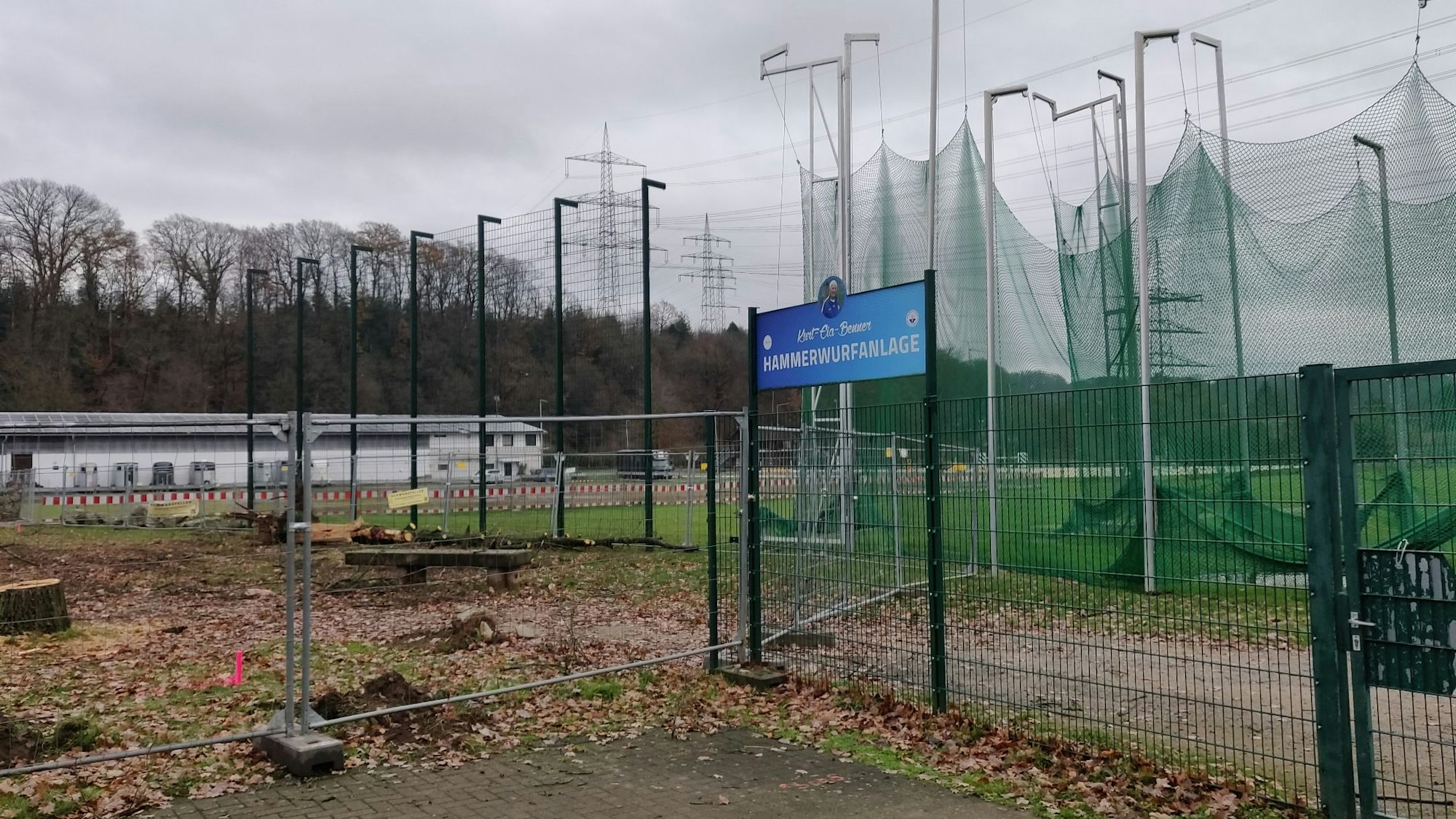 Bauzaun an der Werferweise der Leichtathleten an der Südgrenze des Bauplatzes.