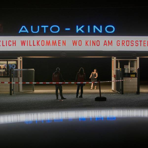 Das Foto zeigt die Einfahrt des Autokinos in Köln-Porz am Abend.