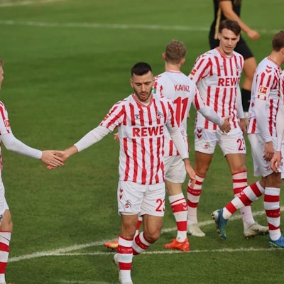 Torschütze Adamyan wird nach seinem Tor von seinen Mitspielern umjubelt.