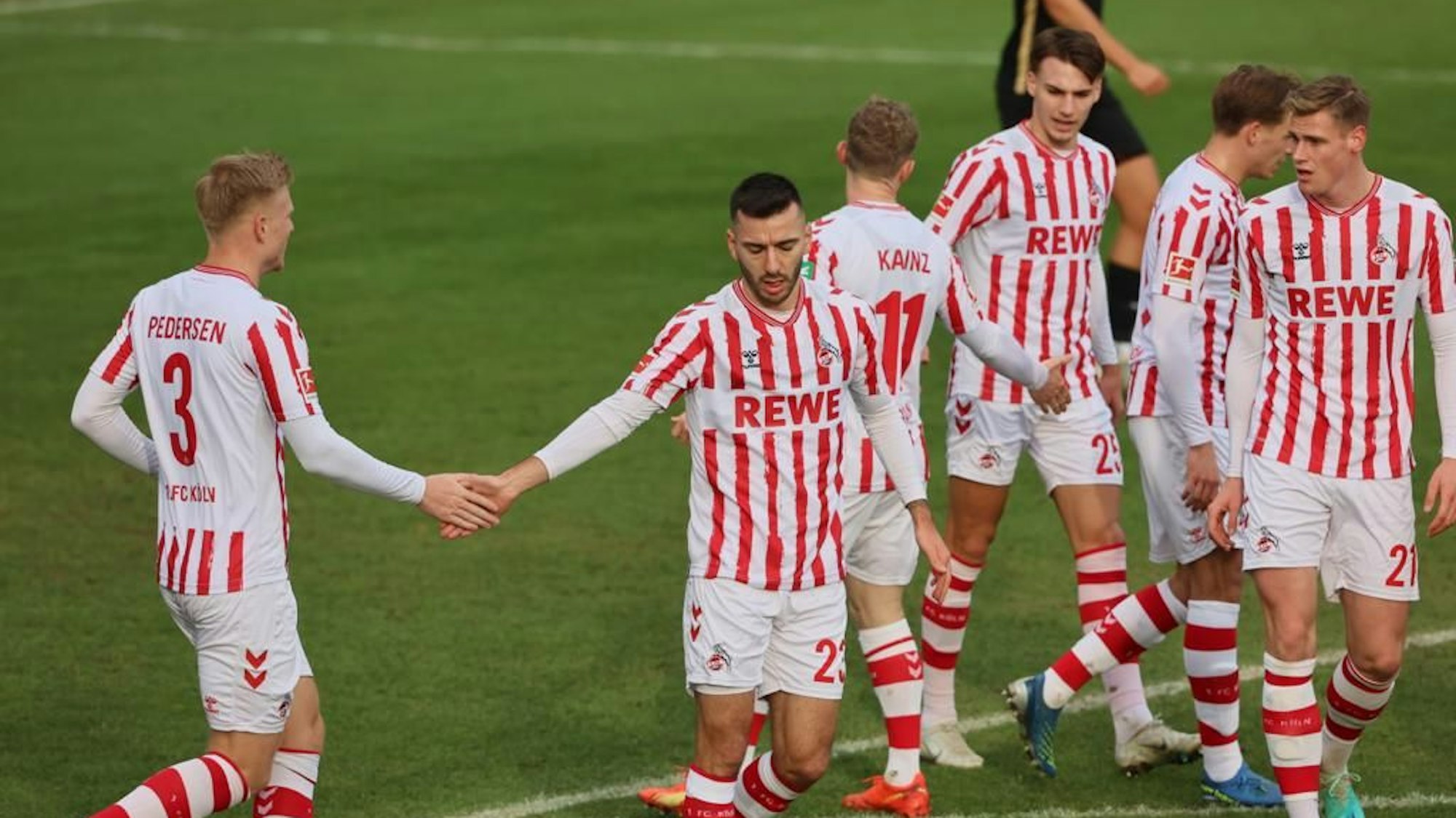 Torschütze Adamyan wird nach seinem Tor von seinen Mitspielern umjubelt.