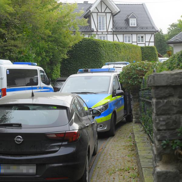 Polizeifahrzeuge sind in einer Zufahrt zu einem Gummersbacher Grundstück abgestellt. Ein Spezialeinsatzkommando durchsuchte das Anwesen im September 2020.
