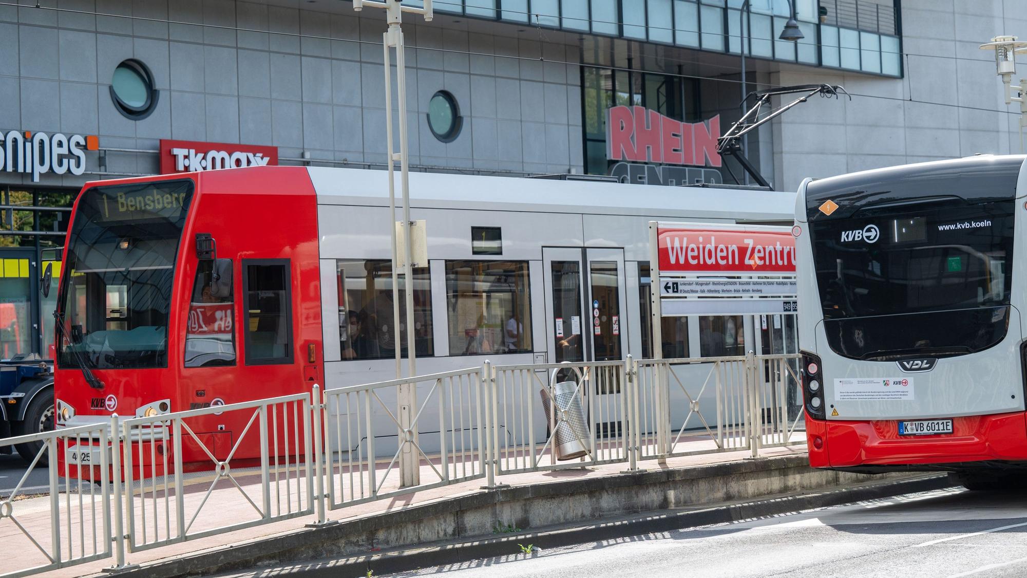 02.08.2022, Köln: KVB Haltestelle Weiden-Zentrum am Rhein-Center. Foto: Uwe Weiser