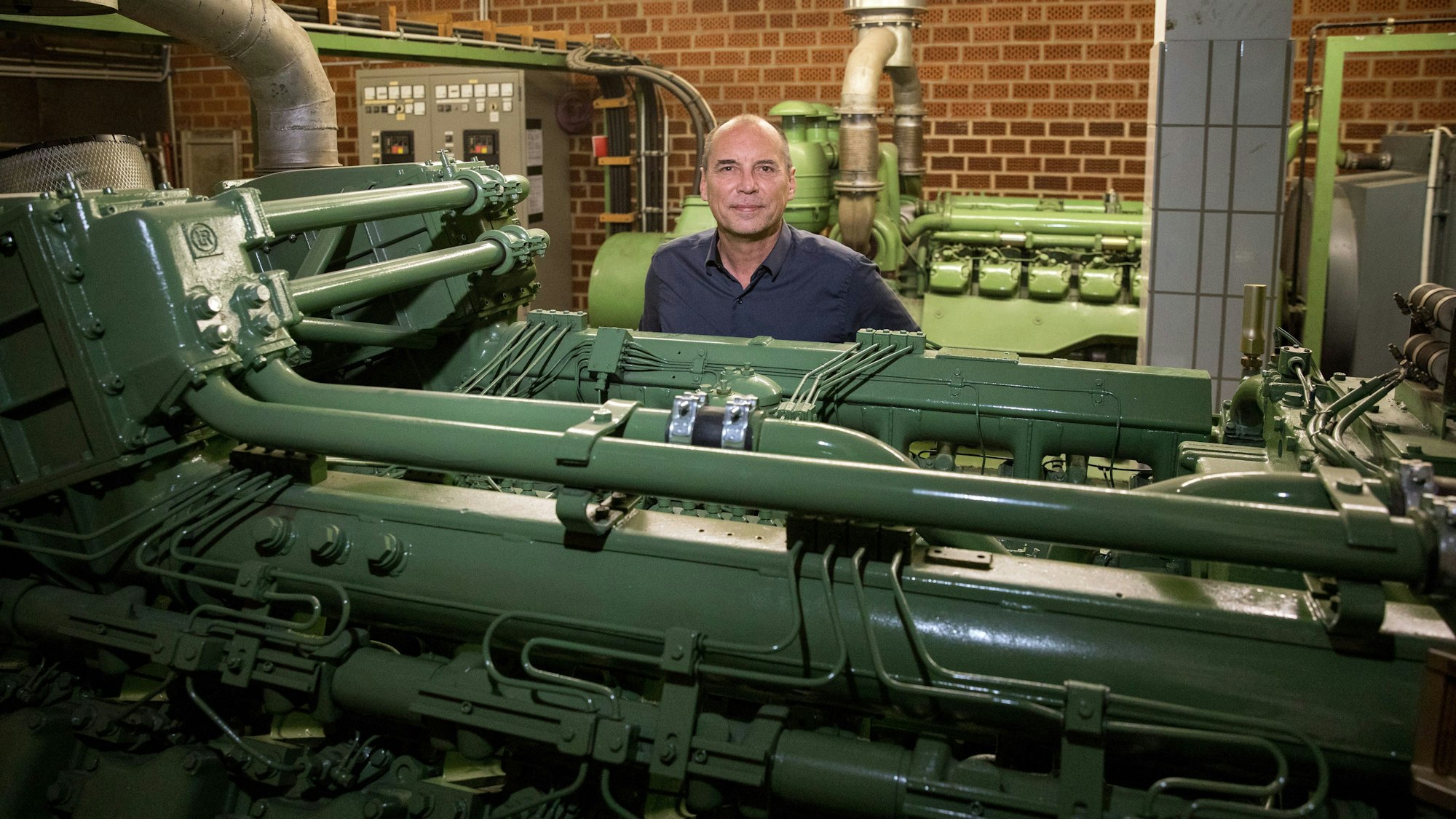 Evangelisches Krankenhaus Kalk.
Was passiert bei einem Stromausfall.
Im Bild Thomas Velten am Notstromaggregat des Krankenhauses.