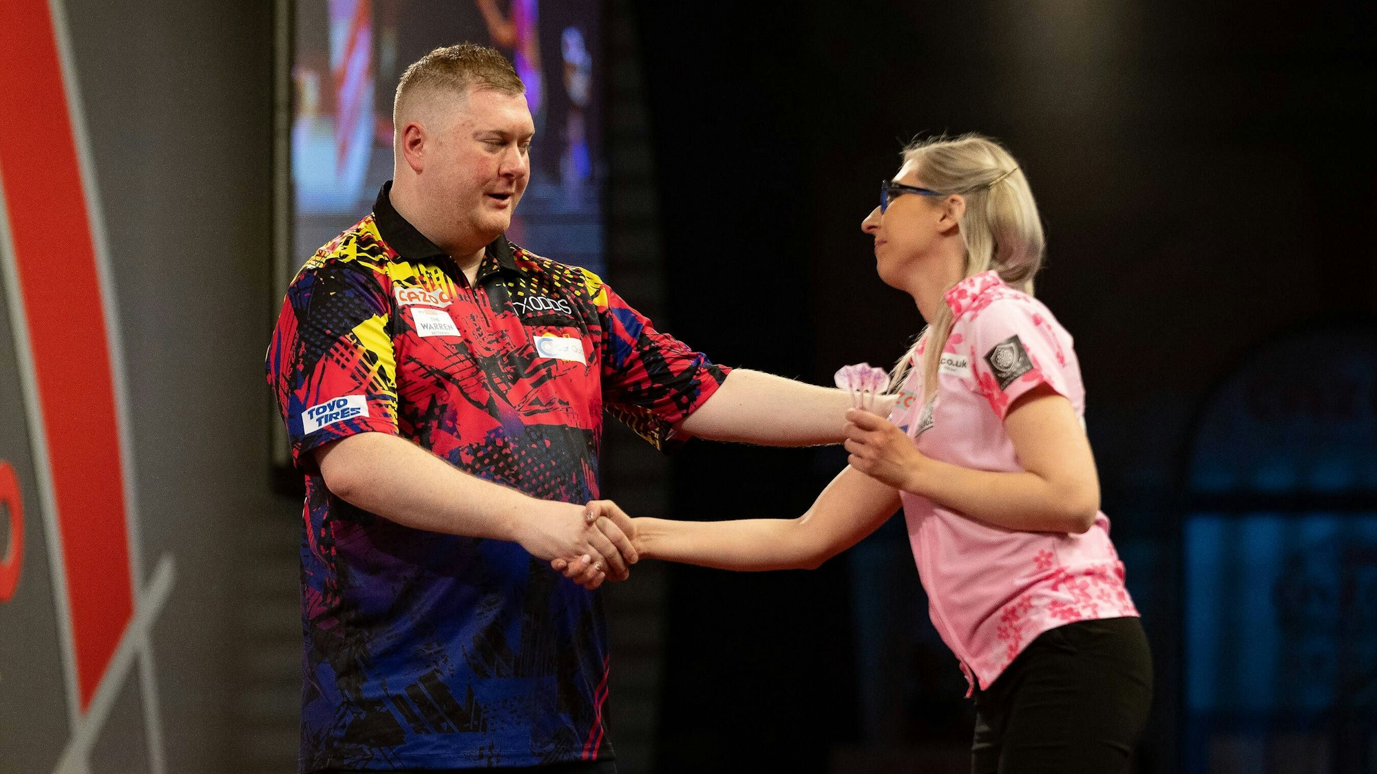 Ricky Evans und Fallon Sherrock reichen sich nach der Partie die Hand.