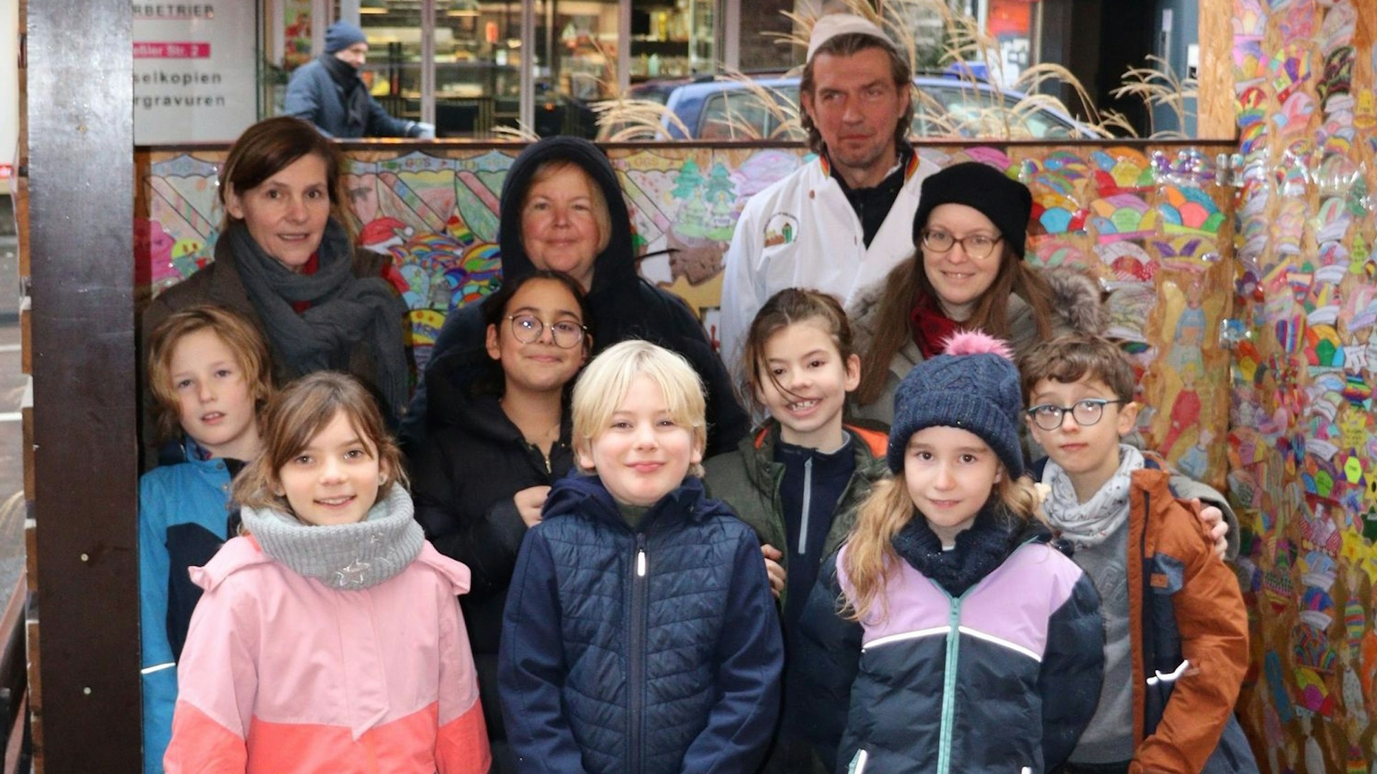 Das Bild zeigt Kinder vor einer Wunschkrippe und Bäckermeister Reiner Hütten.