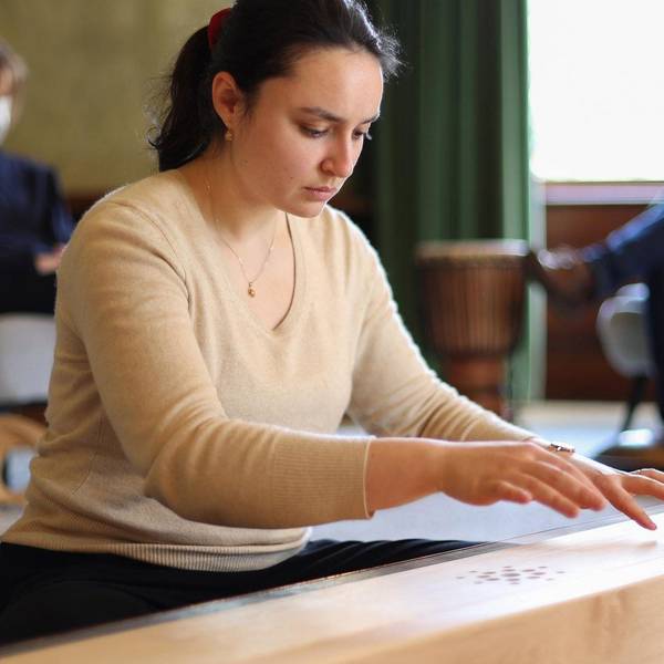 Musiktherapeutin Esra Mutlu spielt auf einem Monochord