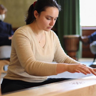 Musiktherapeutin Esra Mutlu spielt auf einem Monochord