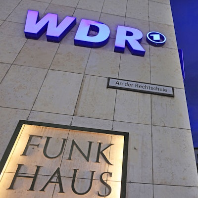 Ein Logo des WDR (Westdeutscher Rundfunk) hängt am Funkhaus Wallrafplatz.