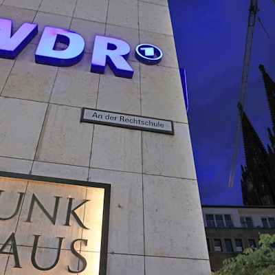 Ein Logo des WDR (Westdeutscher Rundfunk) hängt am Funkhaus Wallrafplatz.
