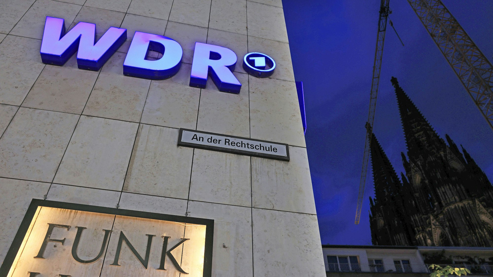 Ein Logo des WDR hängt am Funkhaus Wallrafplatz.