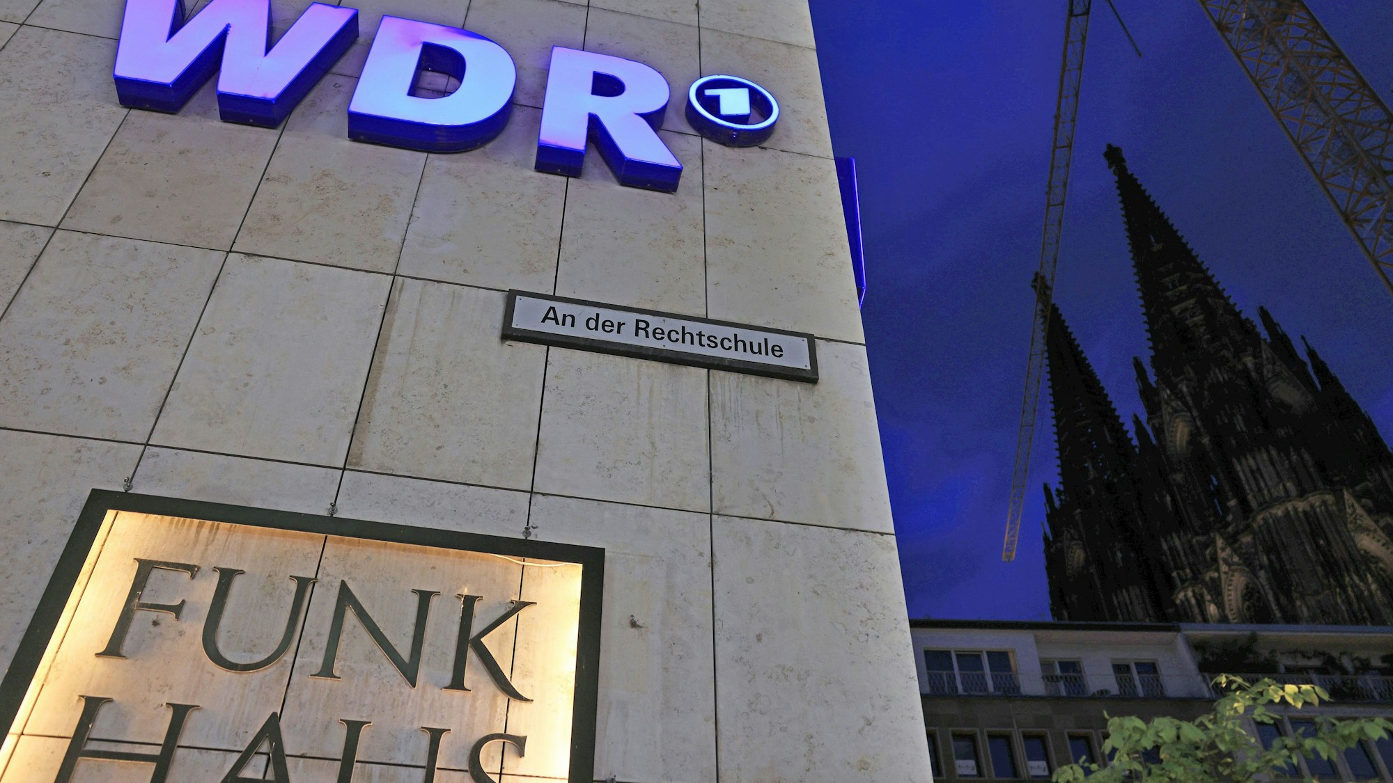 Ein Logo des WDR (Westdeutscher Rundfunk) hängt am Funkhaus Wallrafplatz.