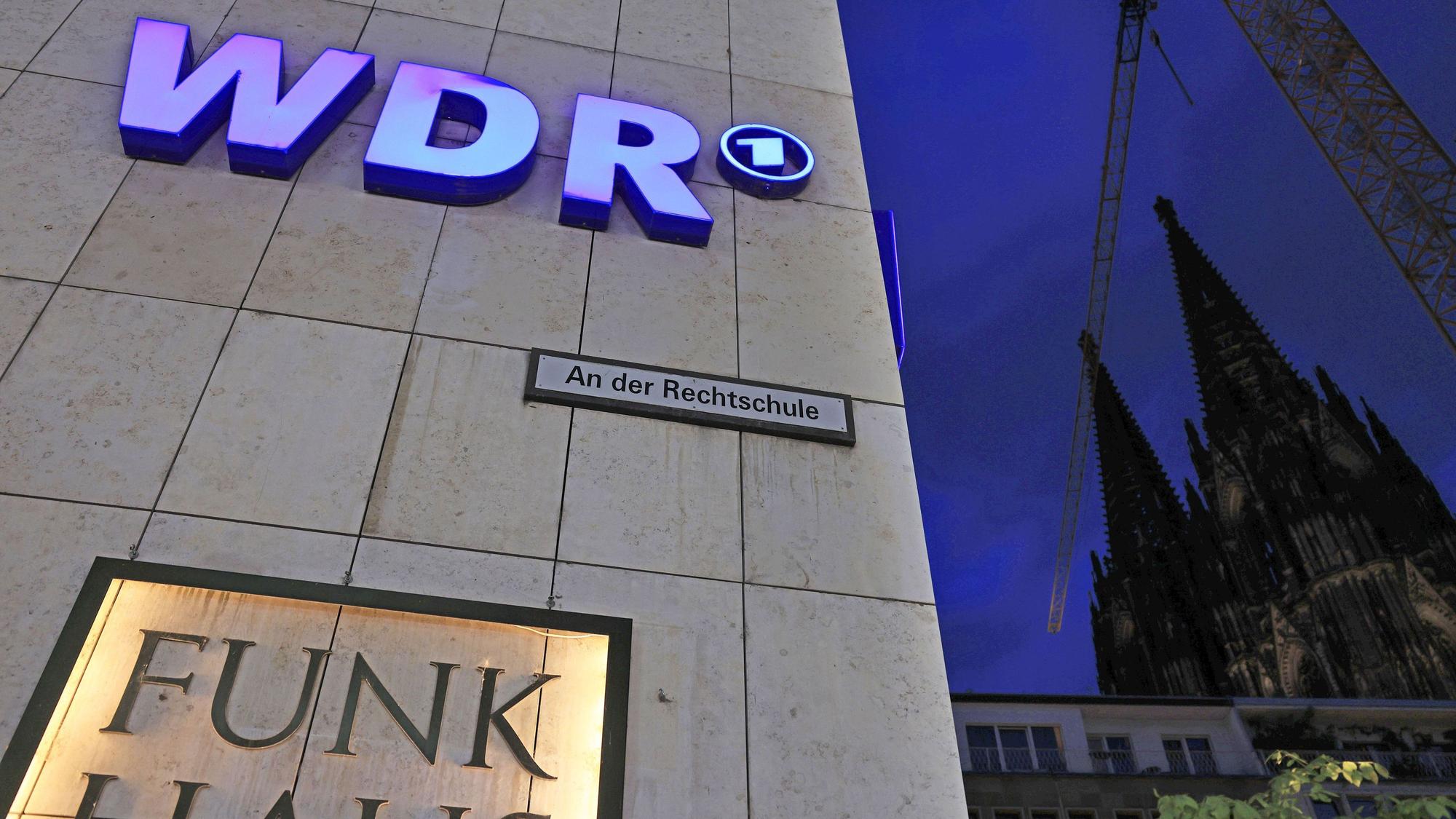 Ein Logo des WDR (Westdeutscher Rundfunk) hängt am Funkhaus Wallrafplatz.