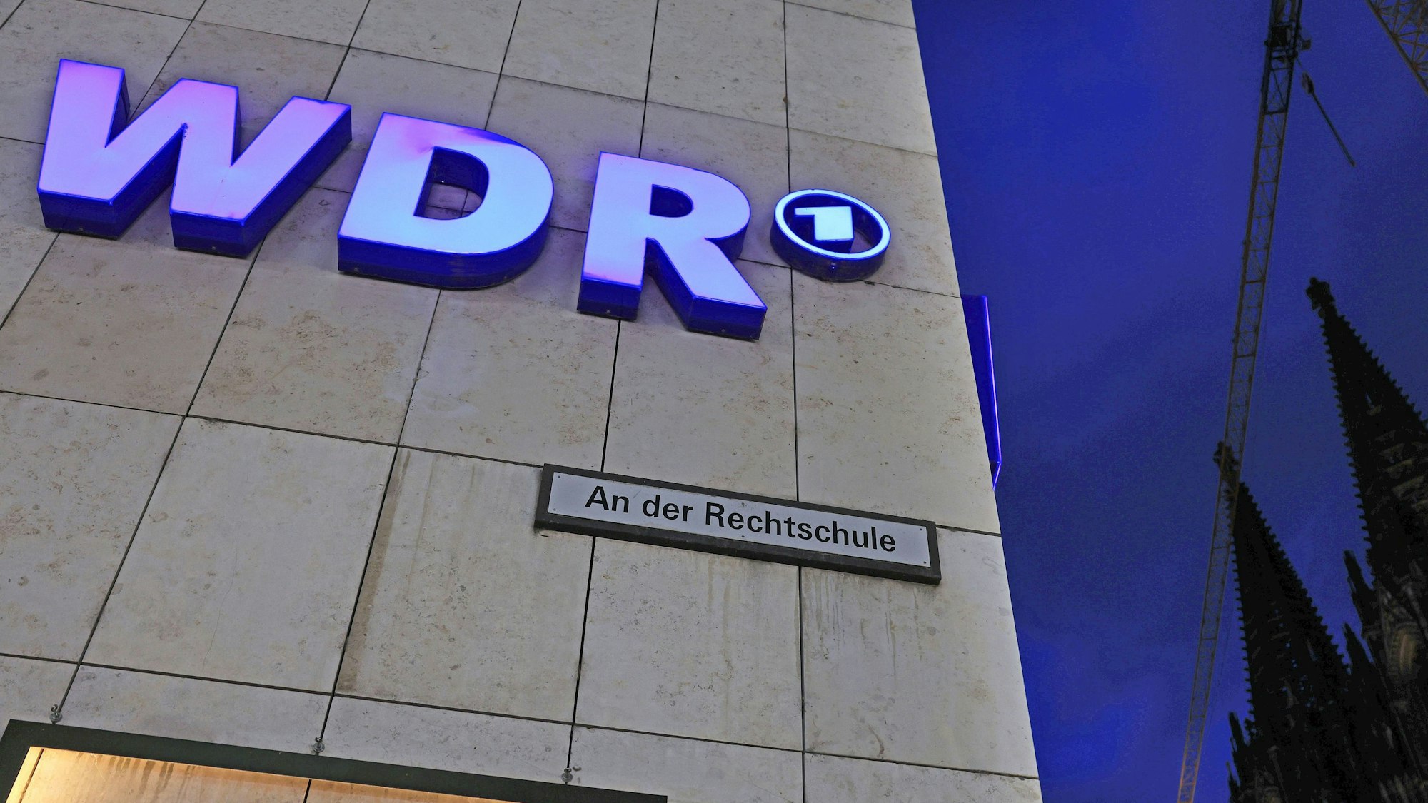 Ein Logo des WDR (Westdeutscher Rundfunk) hängt am Funkhaus Wallrafplatz.