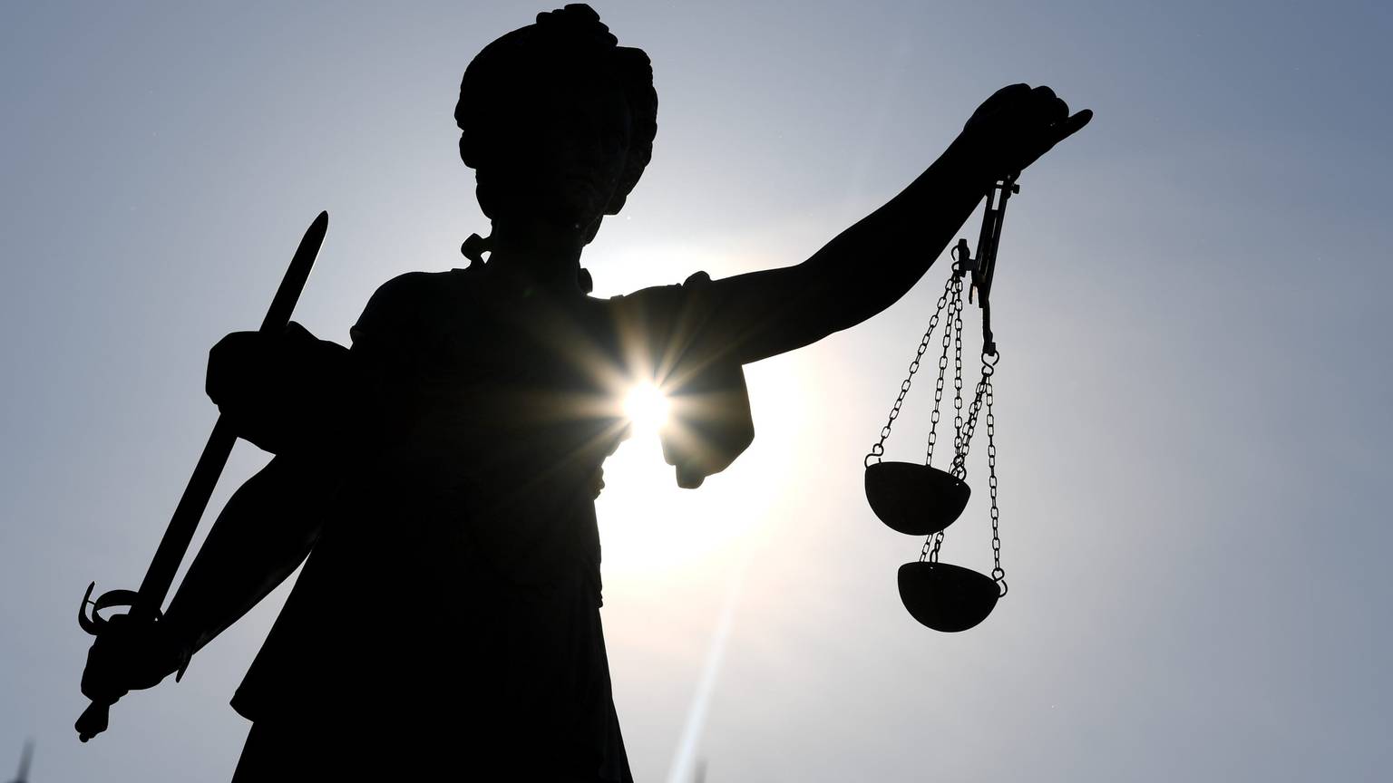 Die Statue der Justitia mit einer Waage und einem Schwert steht auf dem Gerechtigkeitsbrunnen auf dem Römerberg.