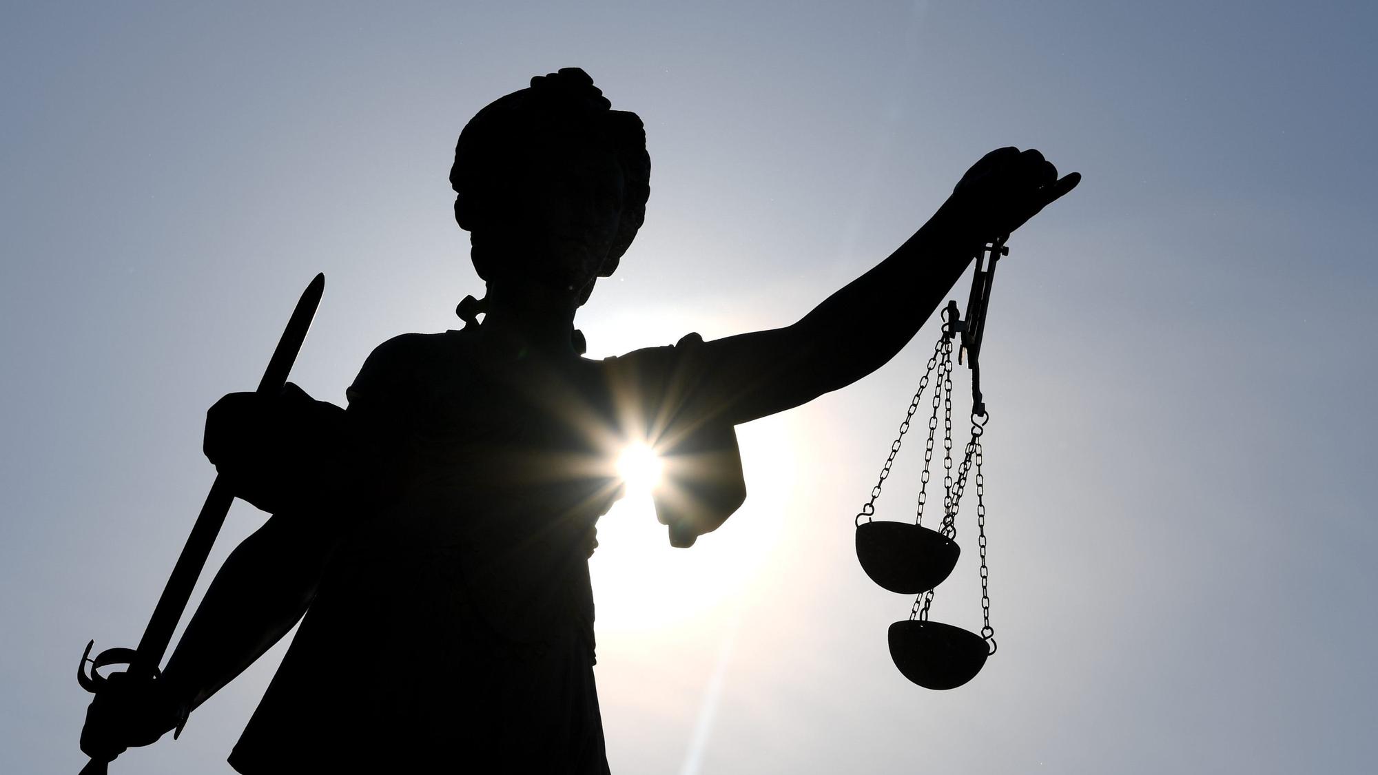 Die Statue der Justitia mit einer Waage und einem Schwert steht auf dem Gerechtigkeitsbrunnen auf dem Römerberg.