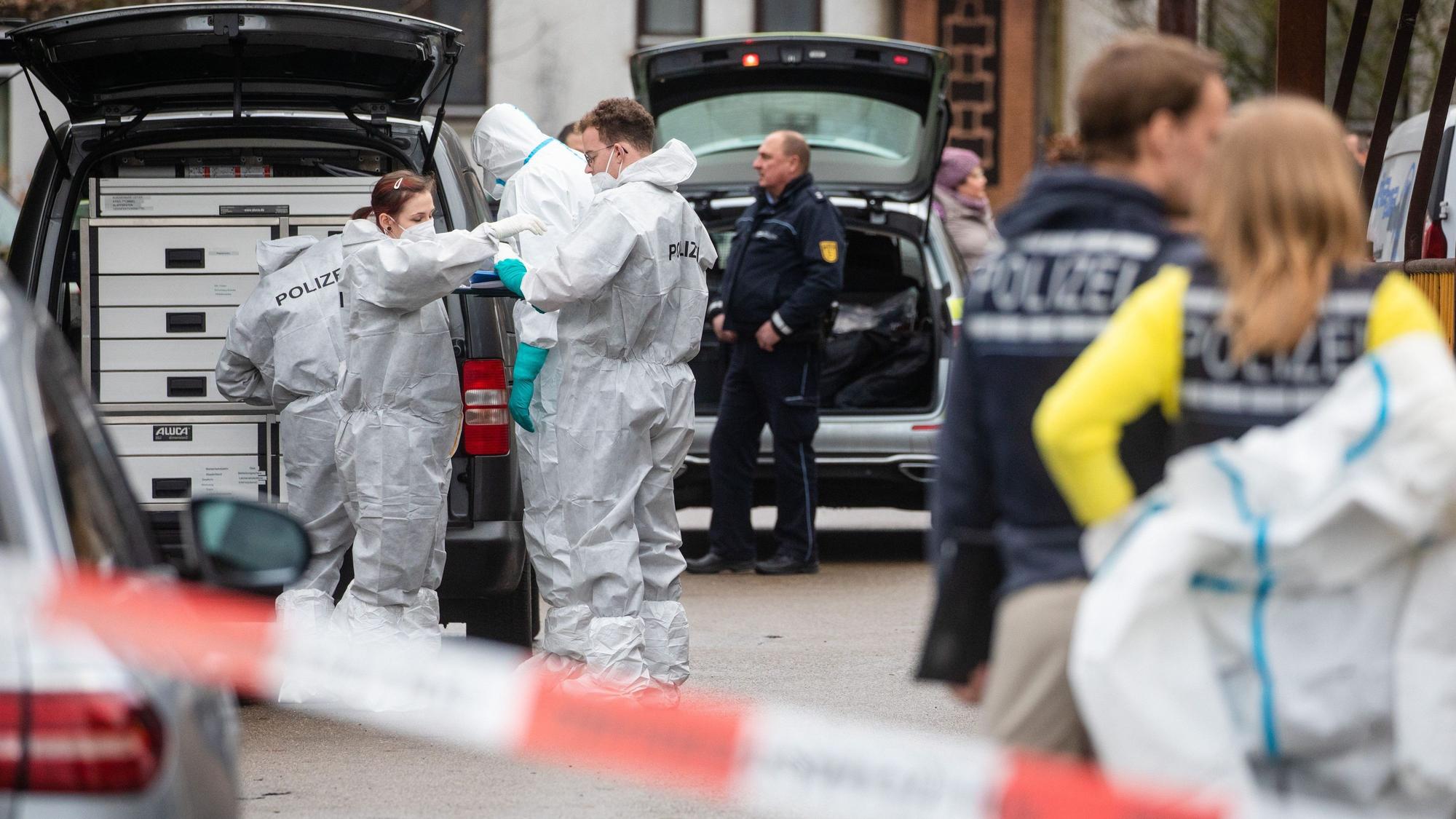 Einsatzkräfte der Spurensicherung arbeiten an einem Tatort in Schorndorf.