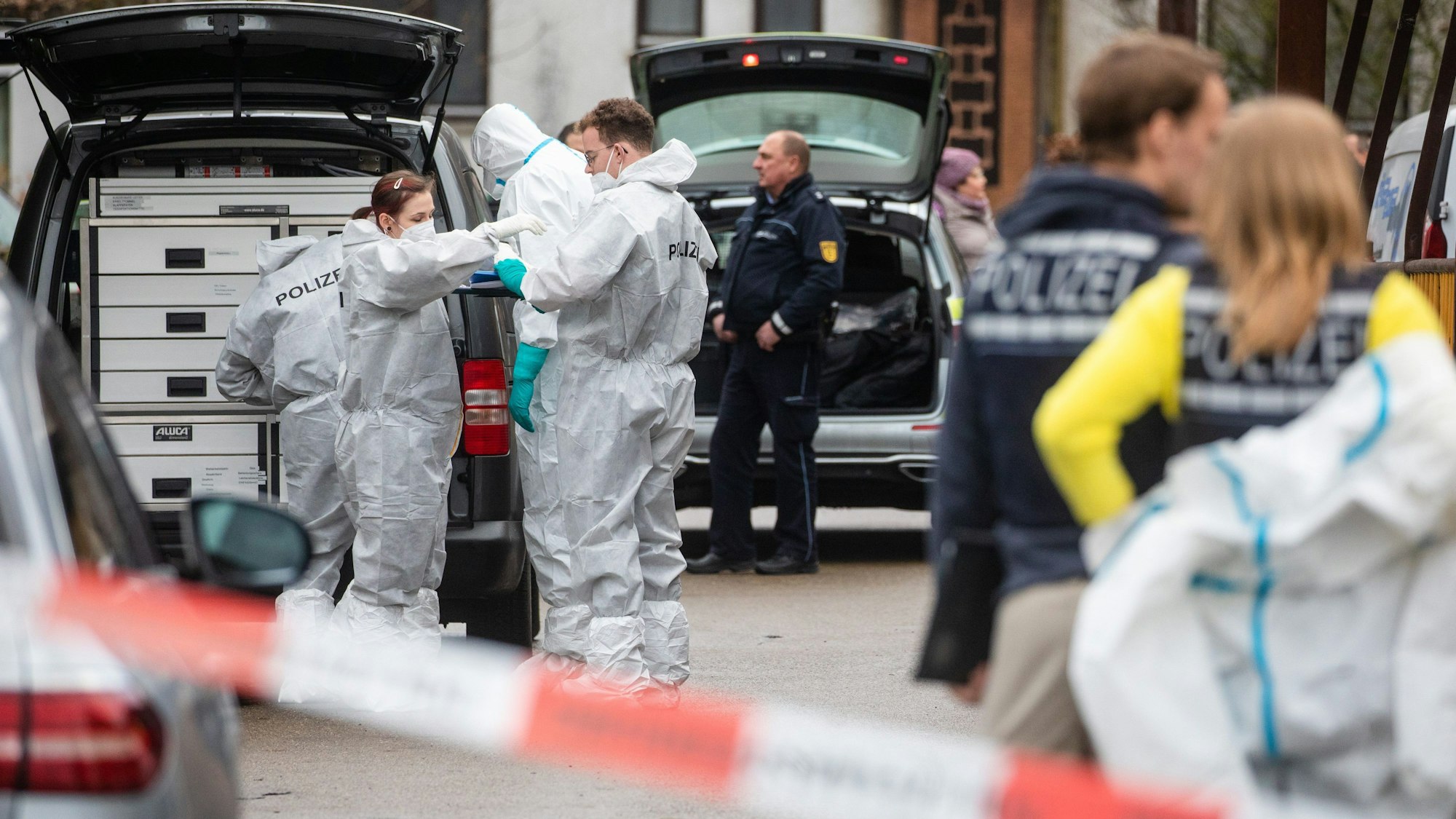 Einsatzkräfte der Spurensicherung arbeiten an einem Tatort in Schorndorf.