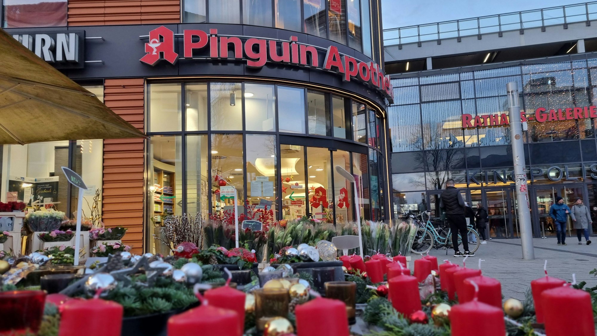 Blick auf Pinguin Apotheke in Leverkusen Wiesdorf